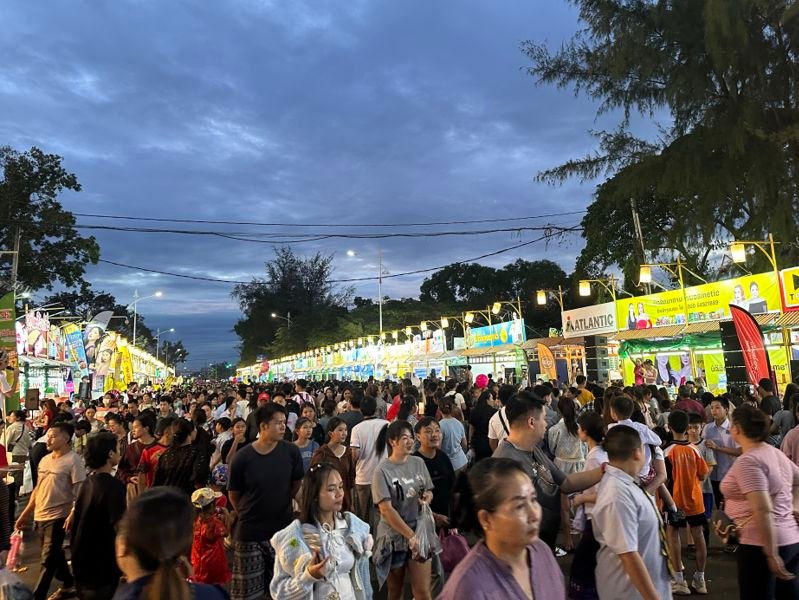 A street just outside the compound with crowds and rows of stalls