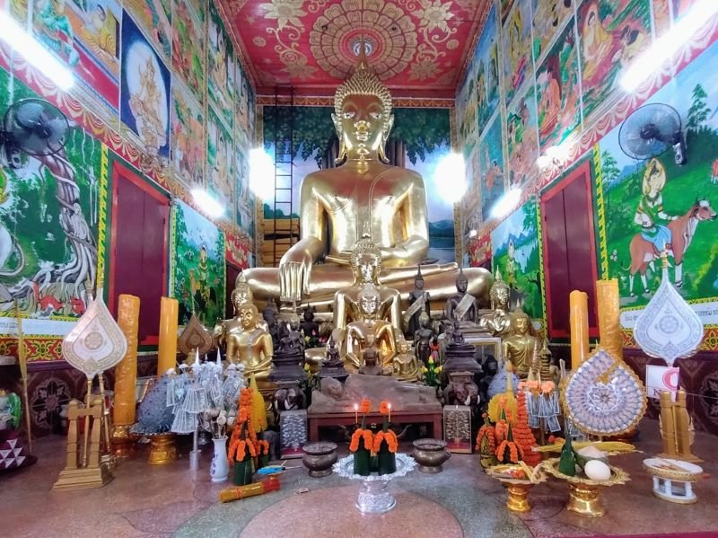 The shrine and offerings in Wat Ong Teu
